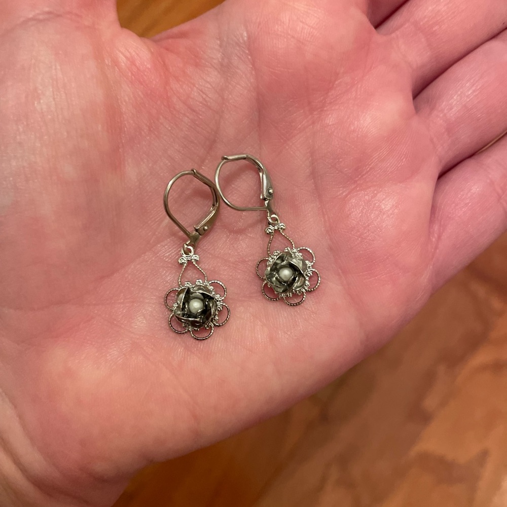 Beautiful flower earrings 🌻